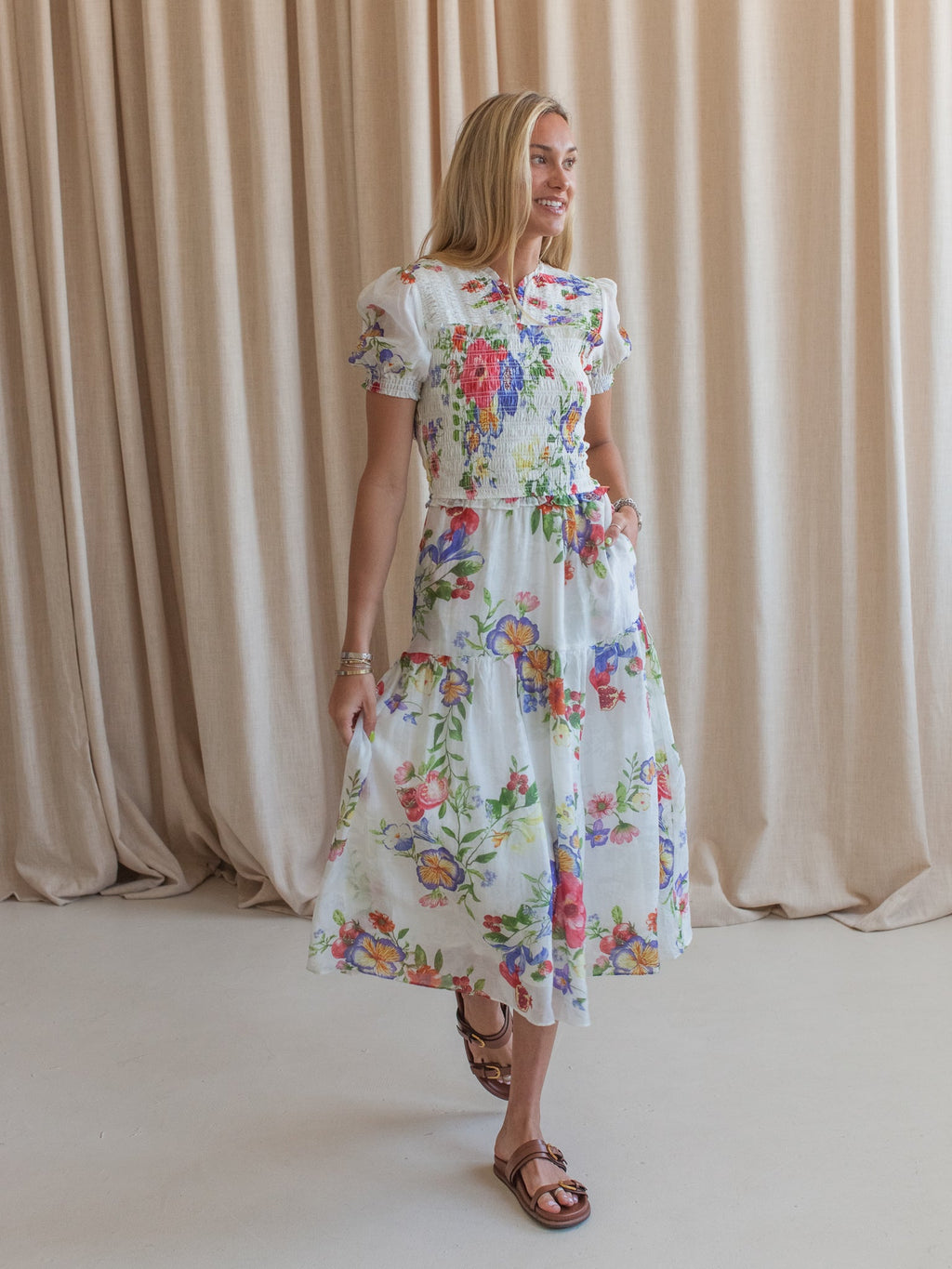 Geblümtes Kleid mit Smokdetails