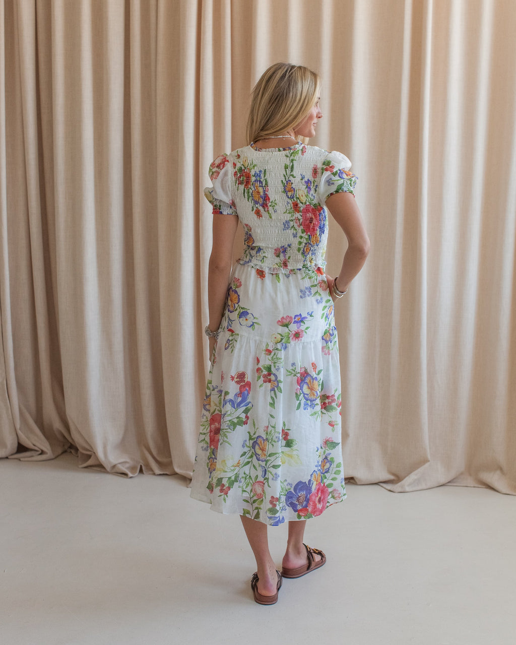Geblümtes Kleid mit Smokdetails